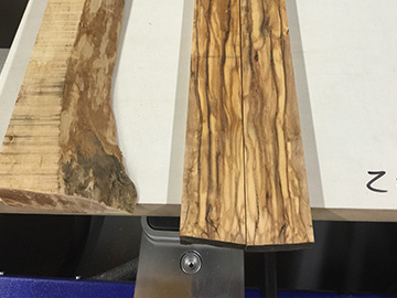 Zwei Holzlatten auf einem Tisch