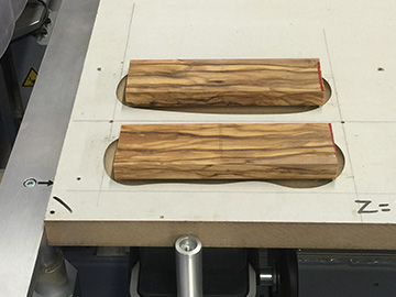 Zugeschnittene Holzstücke in CNC-Form